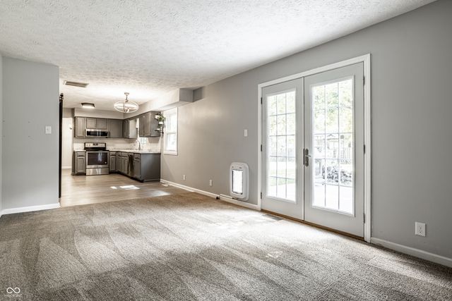 25 Village Place, Zionsville, IN 46077