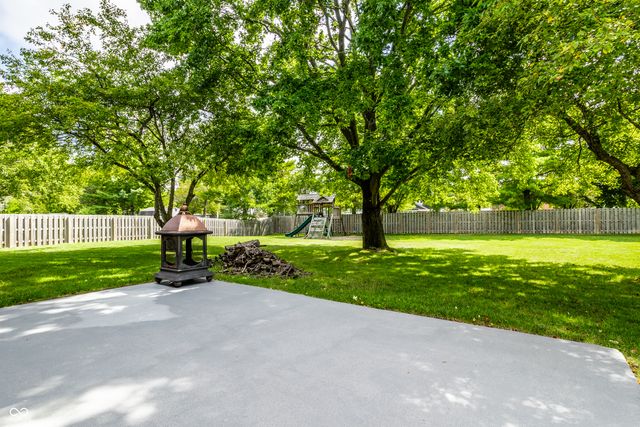 25 Village Place, Zionsville, IN 46077