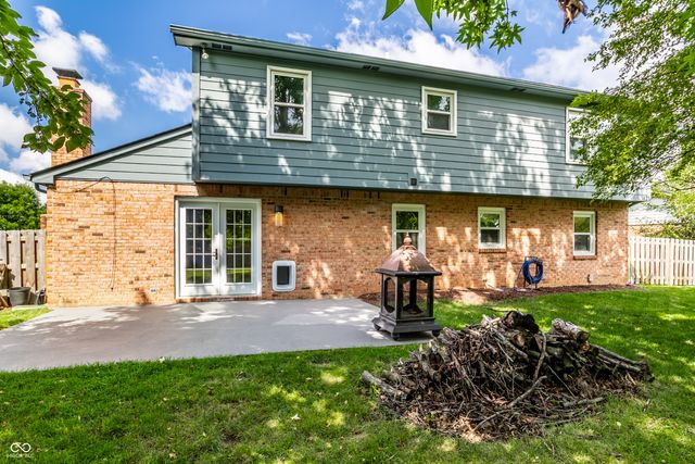 25 Village Place, Zionsville, IN 46077