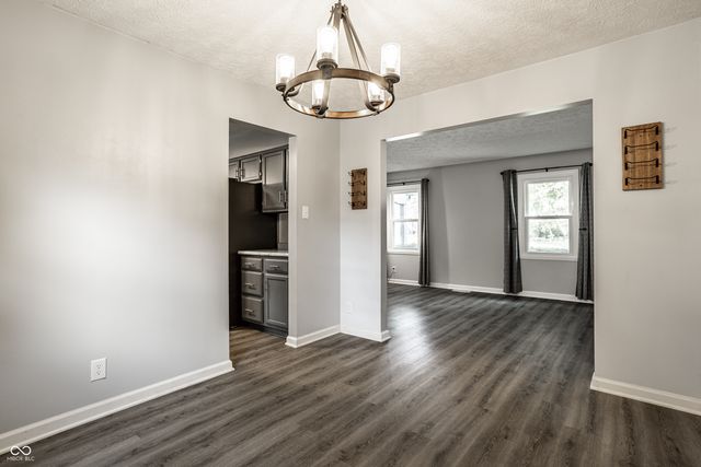 25 Village Place, Zionsville, IN 46077