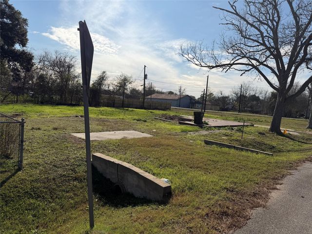 819 Collins Street, Richmond, TX 77469