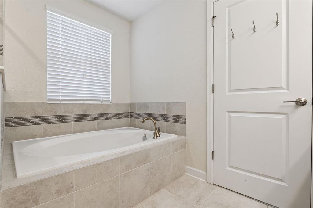 Image 24 of property listing at 11813 FICTION AVENUE, Orlando, FL 32832