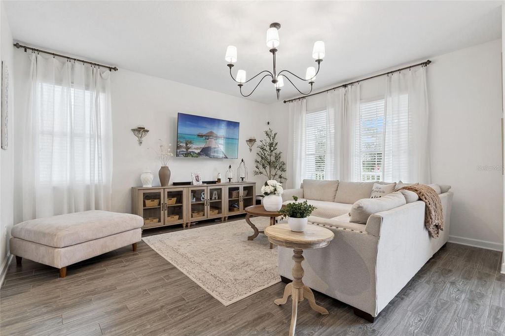 Image 8 of property listing at 11813 FICTION AVENUE, Orlando, FL 32832