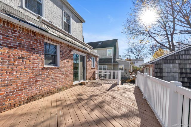 10 Fairfield Avenue, Port Washington, NY 11050