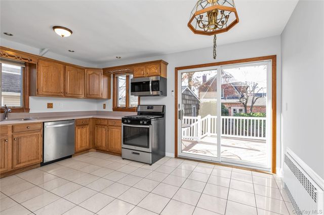 10 Fairfield Avenue, Port Washington, NY 11050