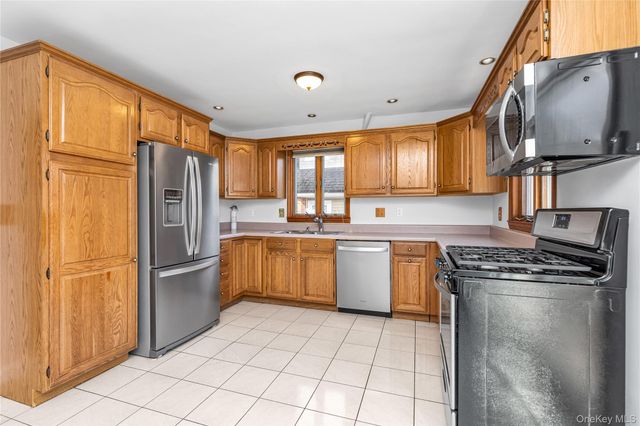 10 Fairfield Avenue, Port Washington, NY 11050