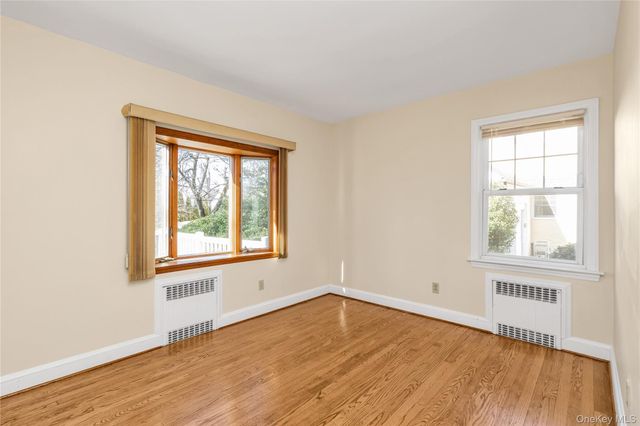 10 Fairfield Avenue, Port Washington, NY 11050