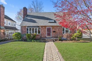 10 Fairfield Avenue, Port Washington, NY 11050