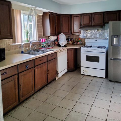 25525 Powers Avenue, Dearborn Heights, MI 48125
