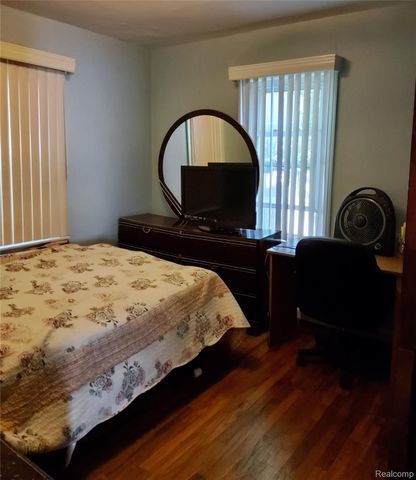 25525 Powers Avenue, Dearborn Heights, MI 48125