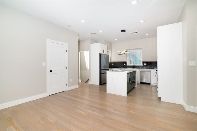 13 Arlington St C, Somerville, MA 02145