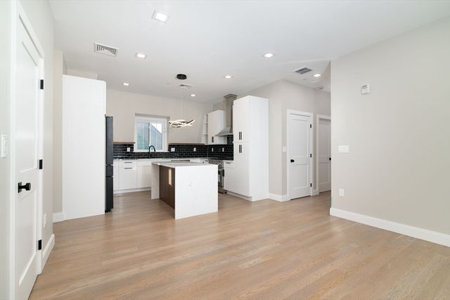 13 Arlington St C, Somerville, MA 02145