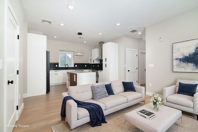 13 Arlington St C, Somerville, MA 02145