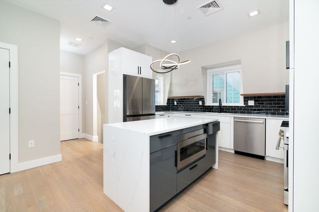 13 Arlington St C, Somerville, MA 02145