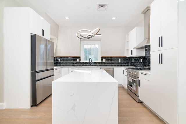 13 Arlington St C, Somerville, MA 02145