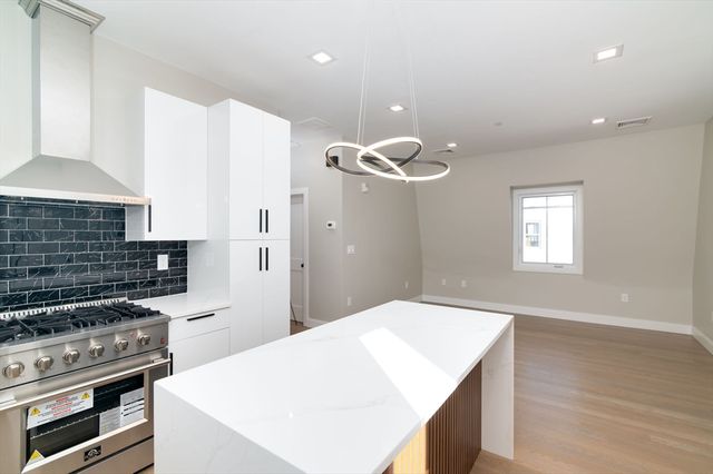 13 Arlington St C, Somerville, MA 02145