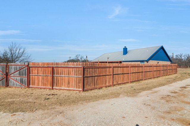 2366 County Road 1370, Alvord, TX 76225