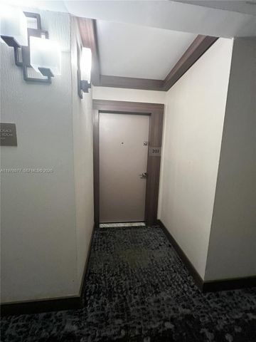 3701 N Country Club Dr 201, Aventura, FL 33180