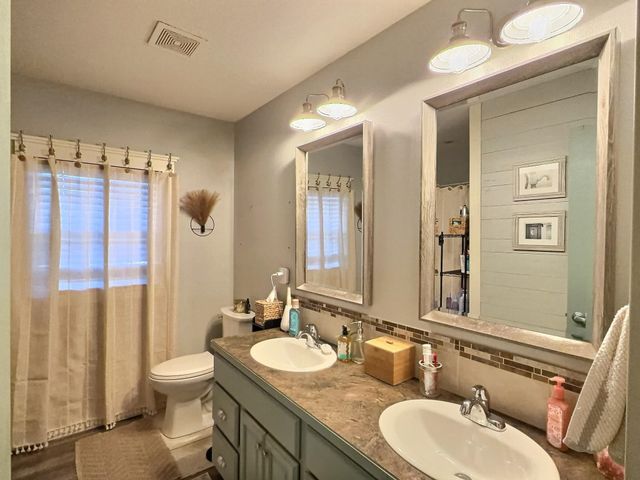 818 E Greenway Ct., Derby, KS 67037