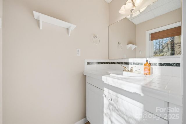 133 37th Avenue Place NW, Hickory, NC 28601