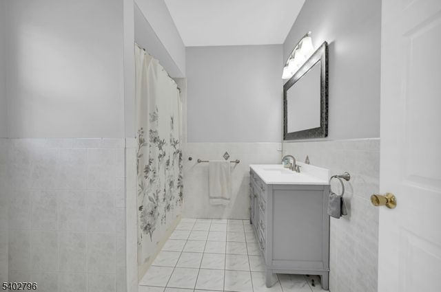 48 Main Ave, Wallington Boro, NJ 07057