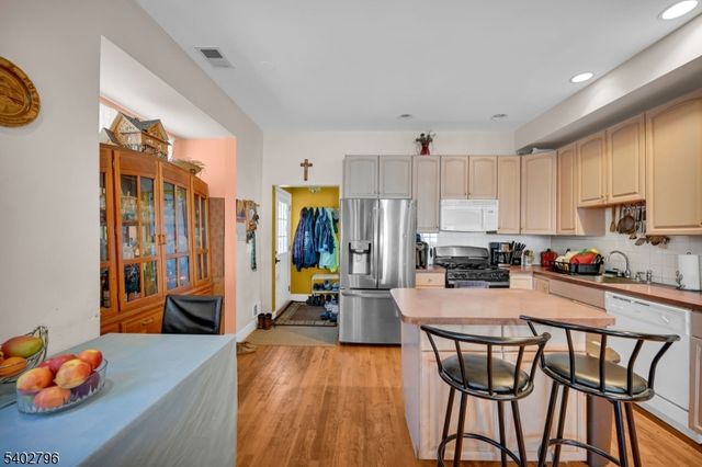 48 Main Ave, Wallington Boro, NJ 07057