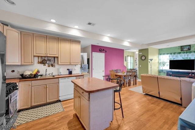 48 Main Ave, Wallington Boro, NJ 07057