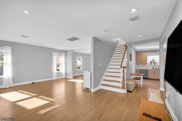 48 Main Ave, Wallington Boro, NJ 07057