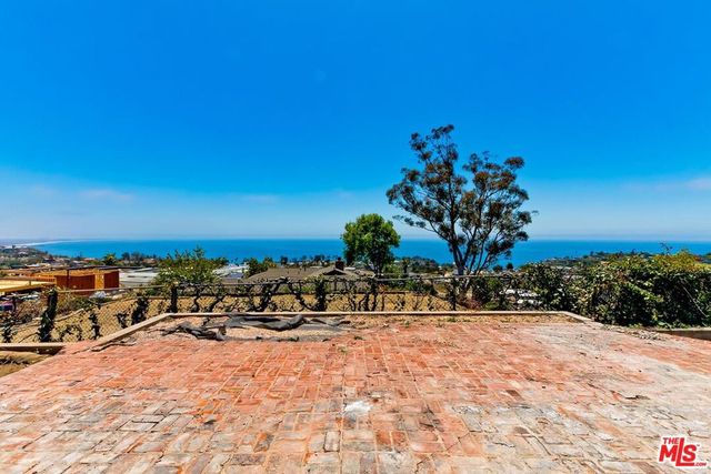 737 Enchanted Way, Pacific Palisades, CA 90272