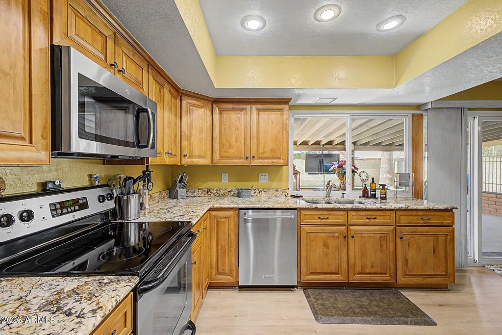 4555 W ECHO Lane, Glendale, AZ 85302 — photo 4