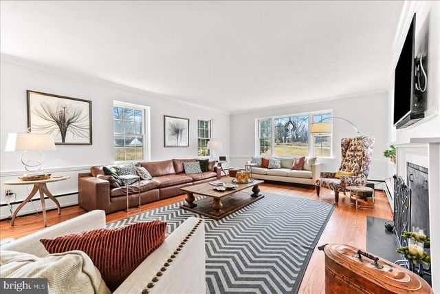 915 CENTRE RD, Wilmington, DE 19807