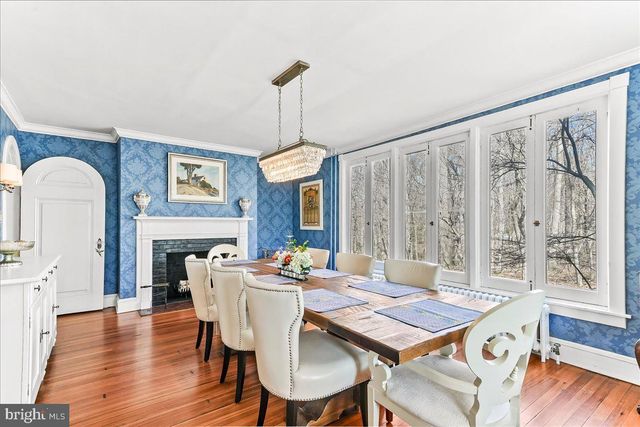 915 CENTRE RD, Wilmington, DE 19807