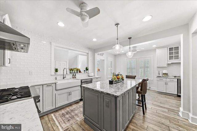 915 CENTRE RD, Wilmington, DE 19807