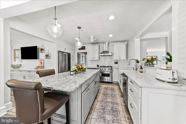 915 CENTRE RD, Wilmington, DE 19807