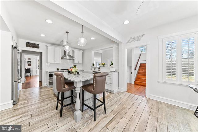 915 CENTRE RD, Wilmington, DE 19807