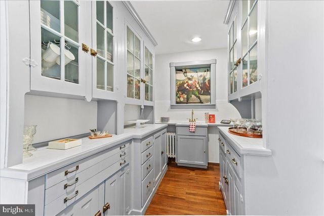 915 CENTRE RD, Wilmington, DE 19807