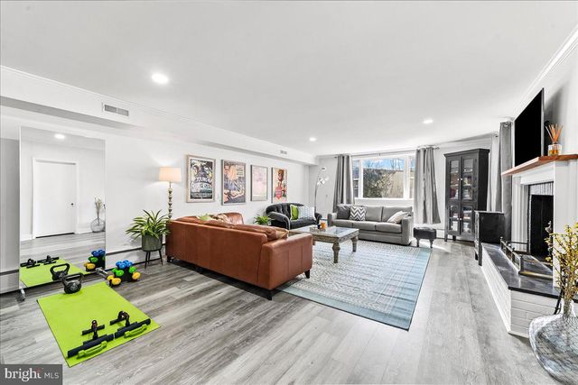 915 CENTRE RD, Wilmington, DE 19807