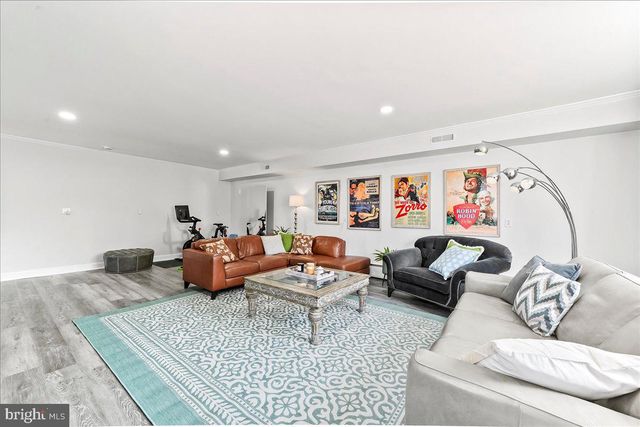 915 CENTRE RD, Wilmington, DE 19807