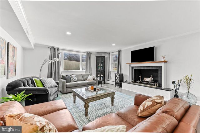 915 CENTRE RD, Wilmington, DE 19807