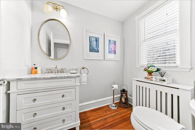 915 CENTRE RD, Wilmington, DE 19807