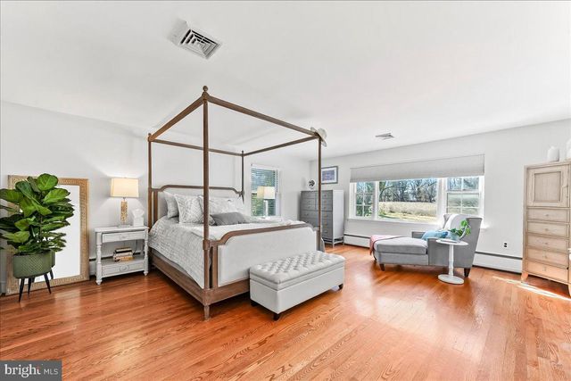 915 CENTRE RD, Wilmington, DE 19807