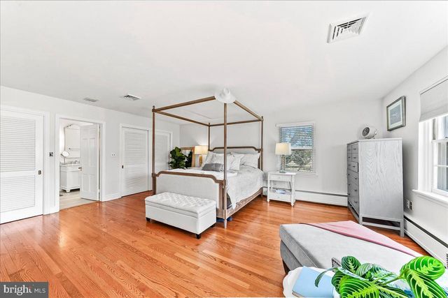 915 CENTRE RD, Wilmington, DE 19807