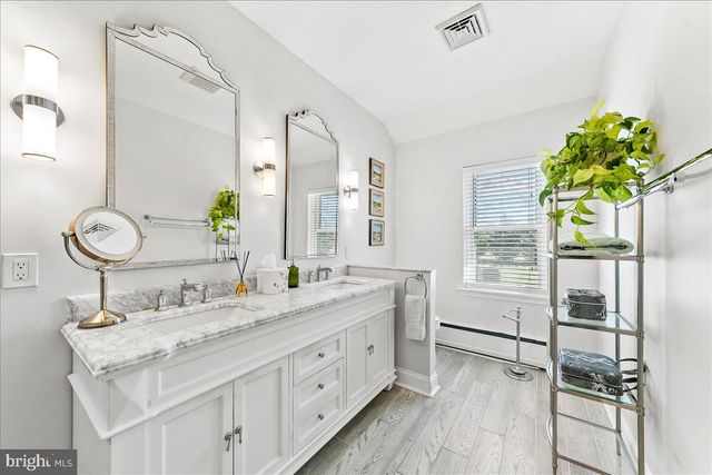 915 CENTRE RD, Wilmington, DE 19807