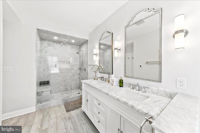 915 CENTRE RD, Wilmington, DE 19807