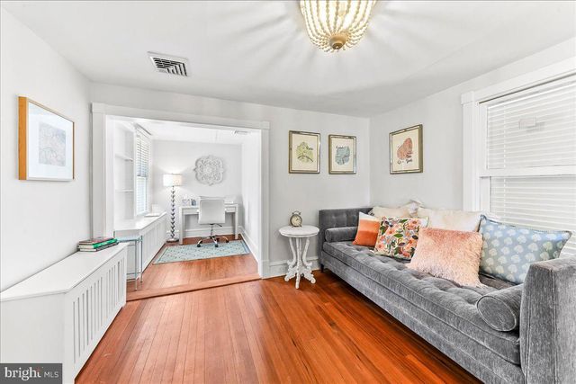 915 CENTRE RD, Wilmington, DE 19807