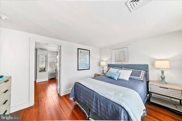 915 CENTRE RD, Wilmington, DE 19807