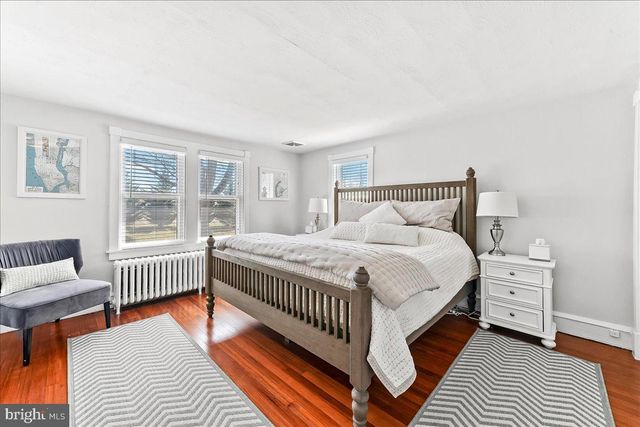 915 CENTRE RD, Wilmington, DE 19807