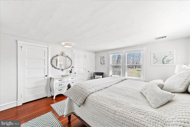 915 CENTRE RD, Wilmington, DE 19807