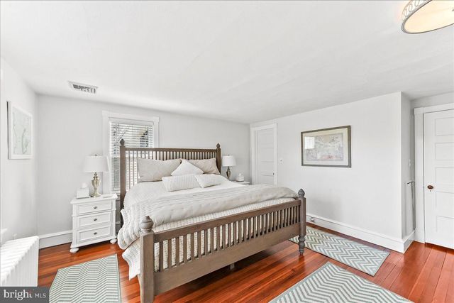 915 CENTRE RD, Wilmington, DE 19807