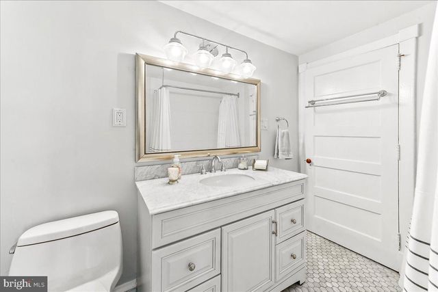 915 CENTRE RD, Wilmington, DE 19807